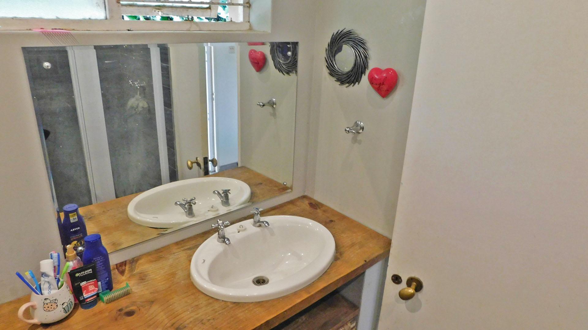 Bathroom 1 - 7 square meters of property in Cato Manor 