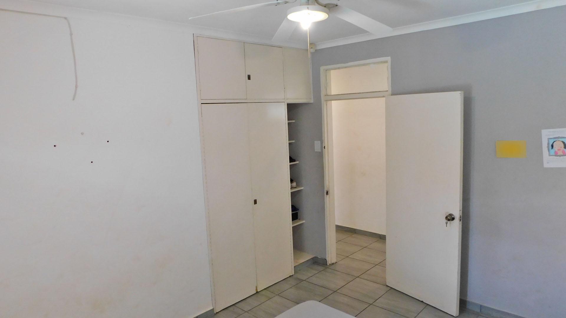 Bed Room 1 - 14 square meters of property in Cato Manor 