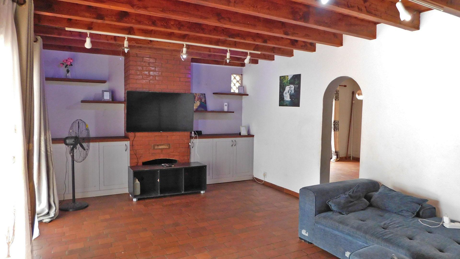 Lounges - 34 square meters of property in Cato Manor 