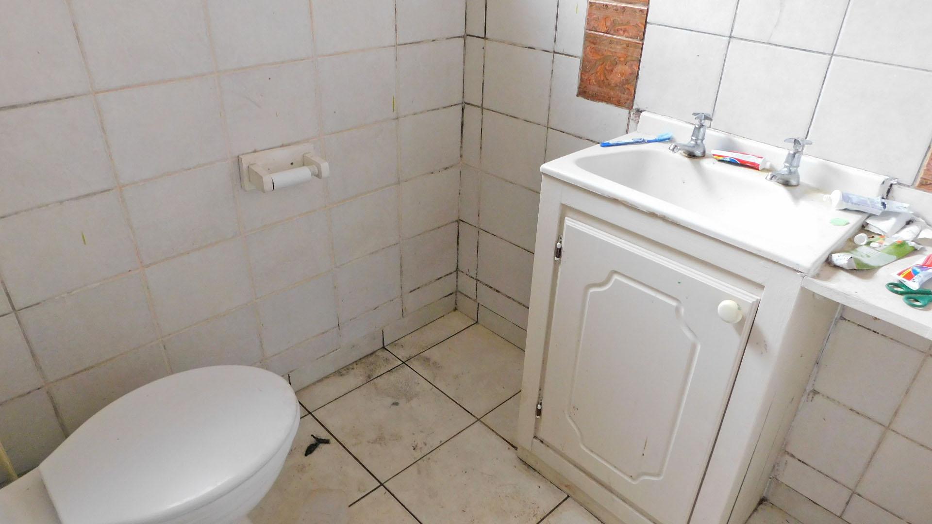 Bathroom 2 - 5 square meters of property in Cato Manor 