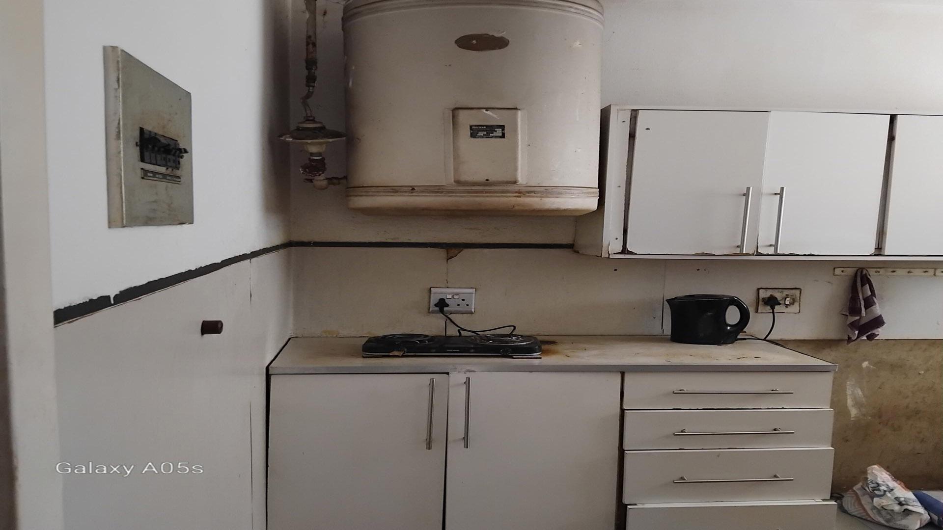 Kitchen of property in Muckleneuk