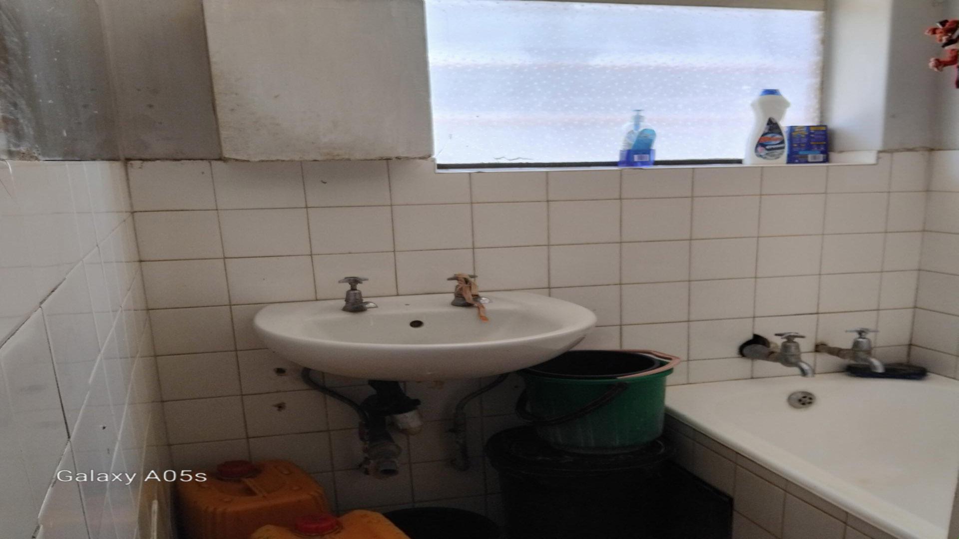 Bathroom 1 of property in Muckleneuk