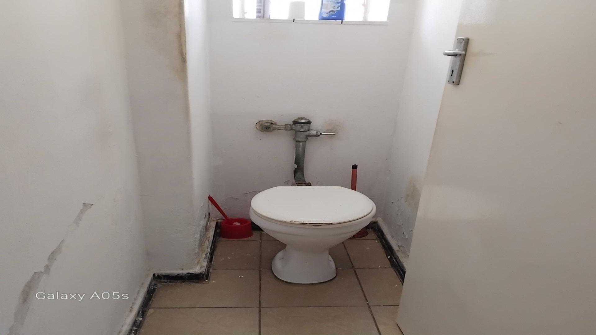 Bathroom 1 of property in Muckleneuk