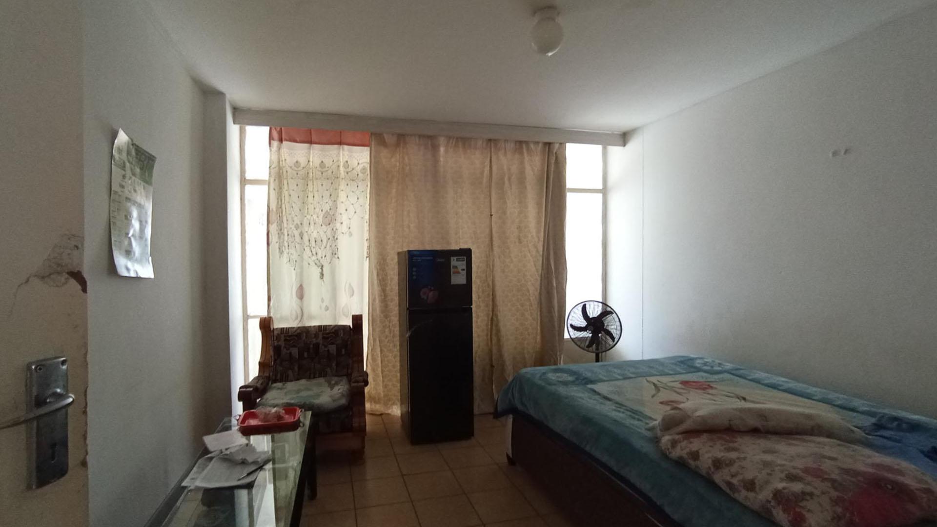 Bed Room 1 - 15 square meters of property in Muckleneuk