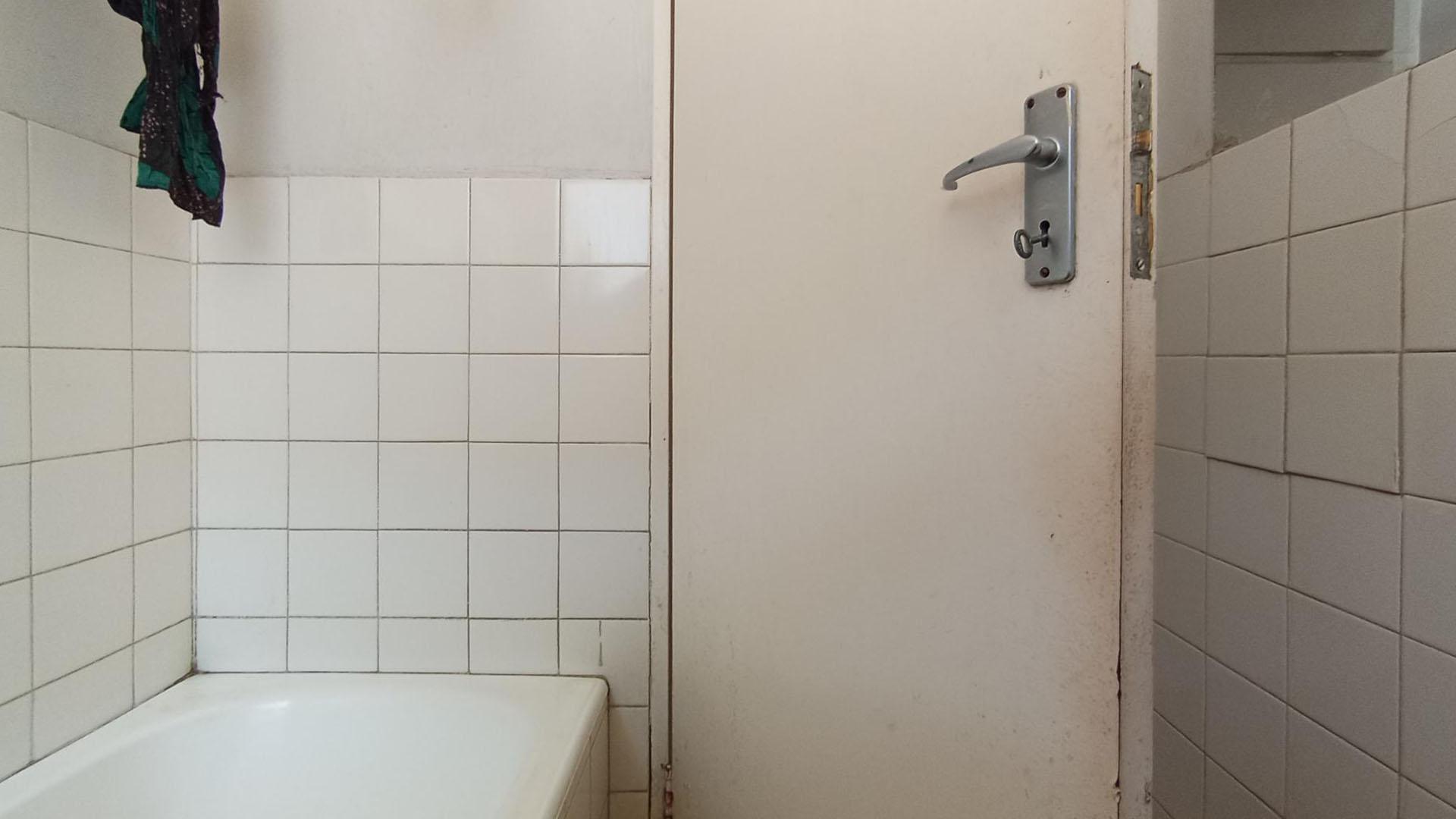 Bathroom 1 - 6 square meters of property in Muckleneuk