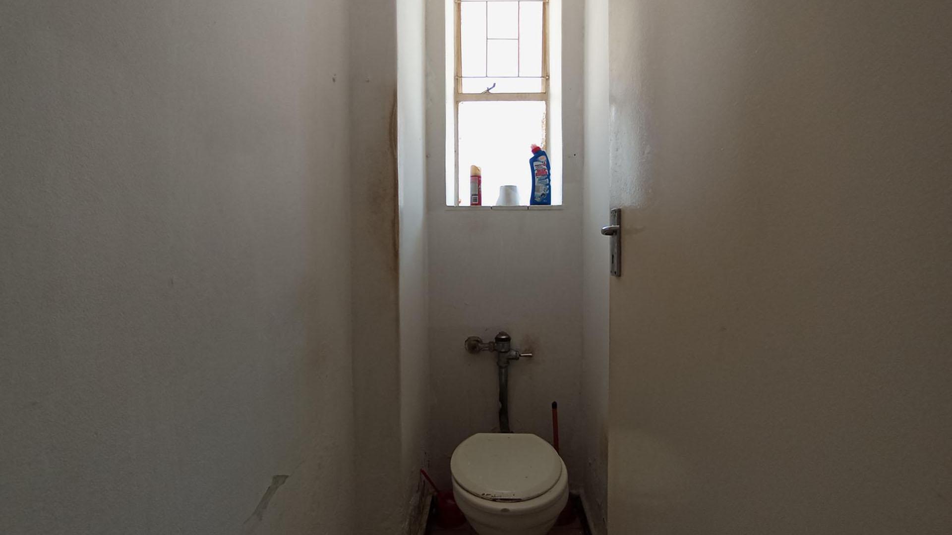Bathroom 1 - 6 square meters of property in Muckleneuk