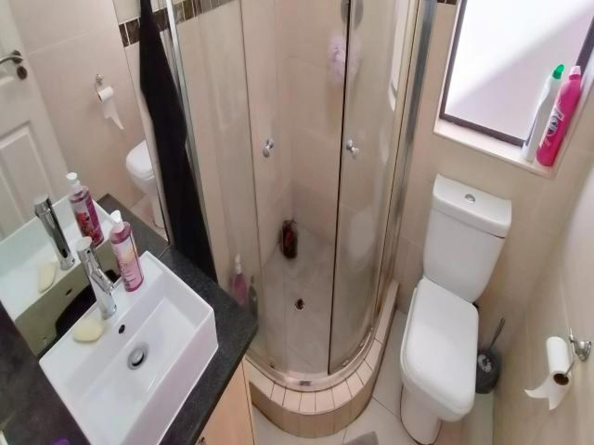 Bathroom 1 of property in Shellyvale