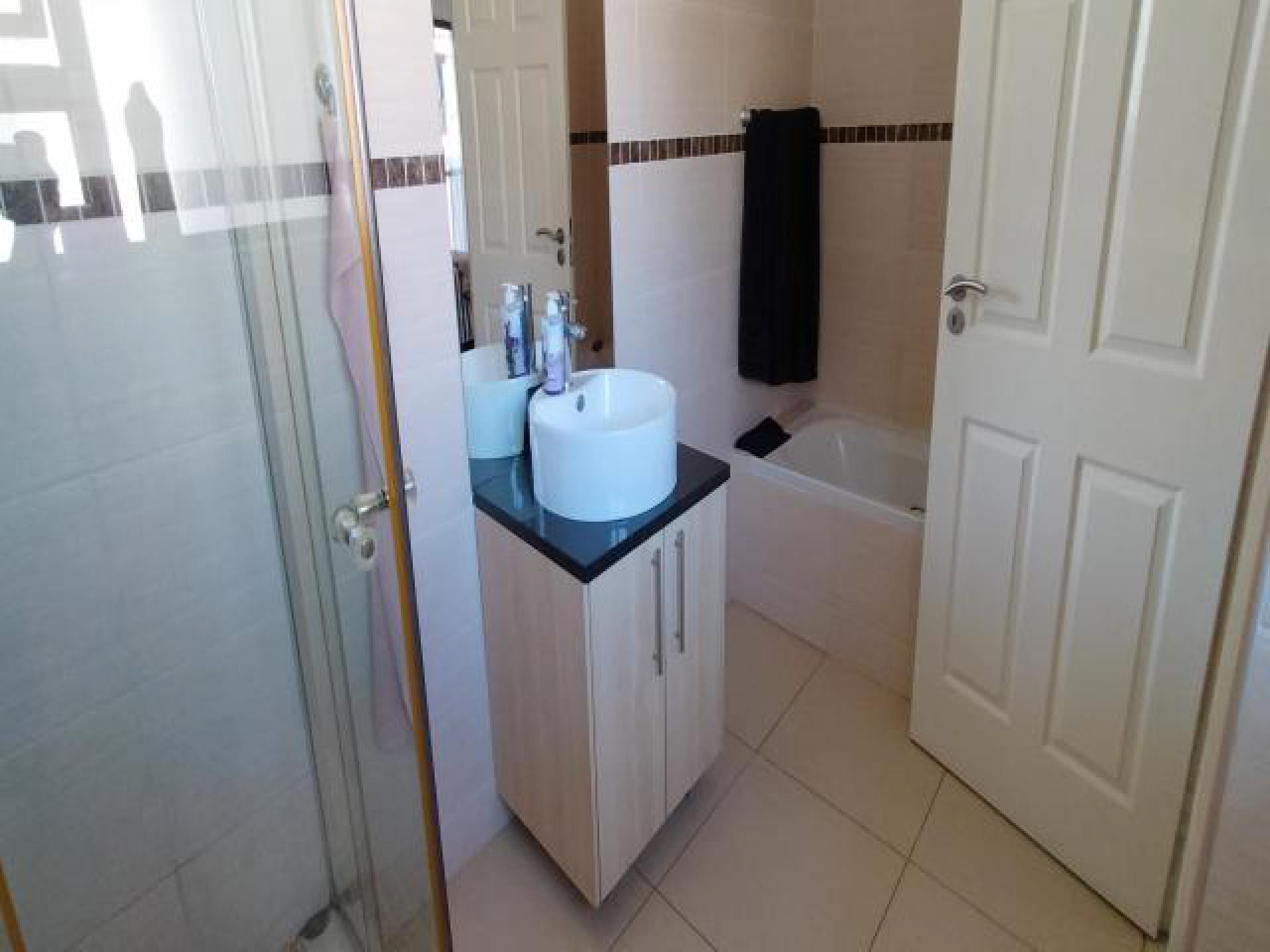 Bathroom 2 of property in Shellyvale