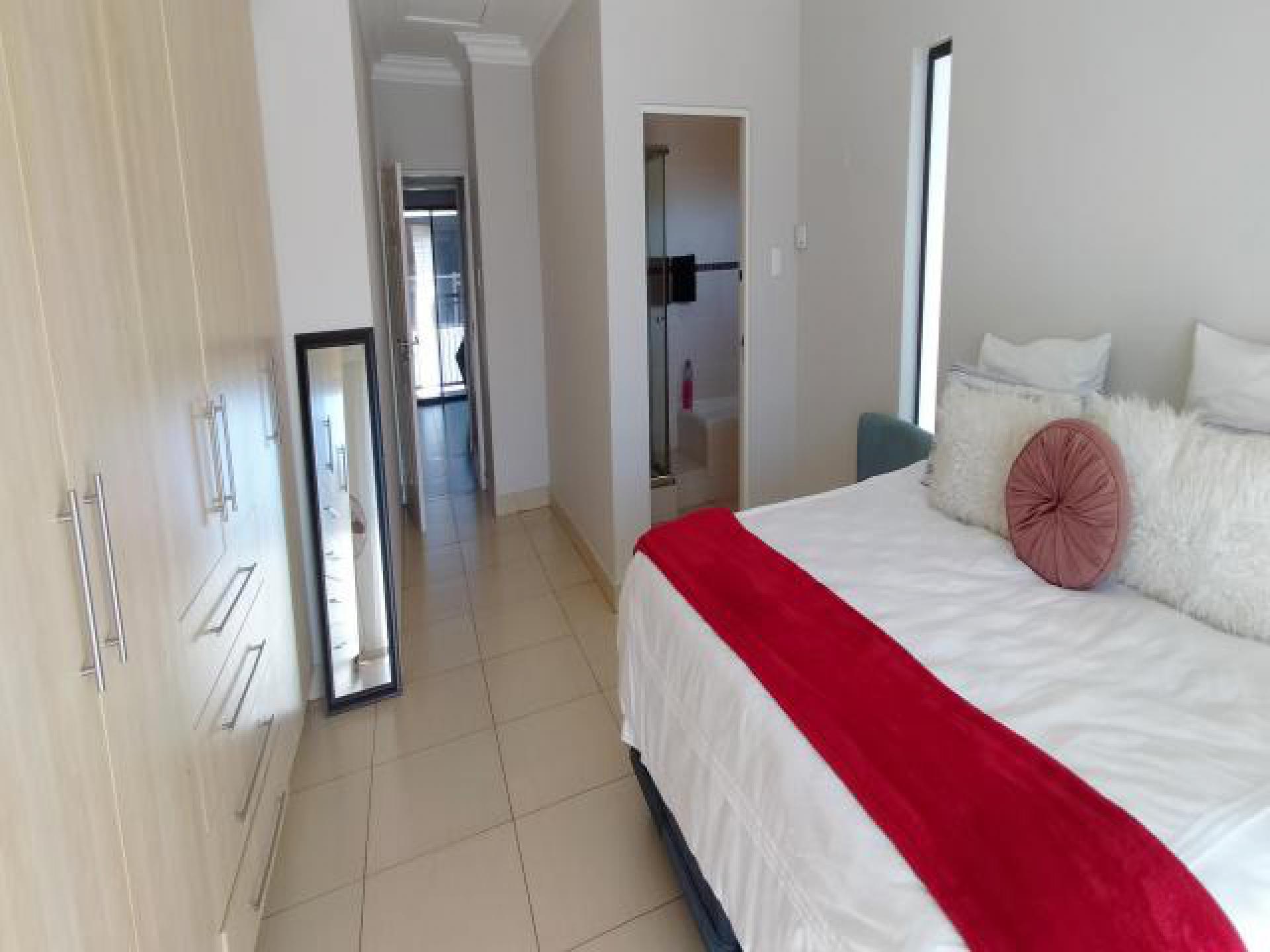 Main Bedroom of property in Shellyvale