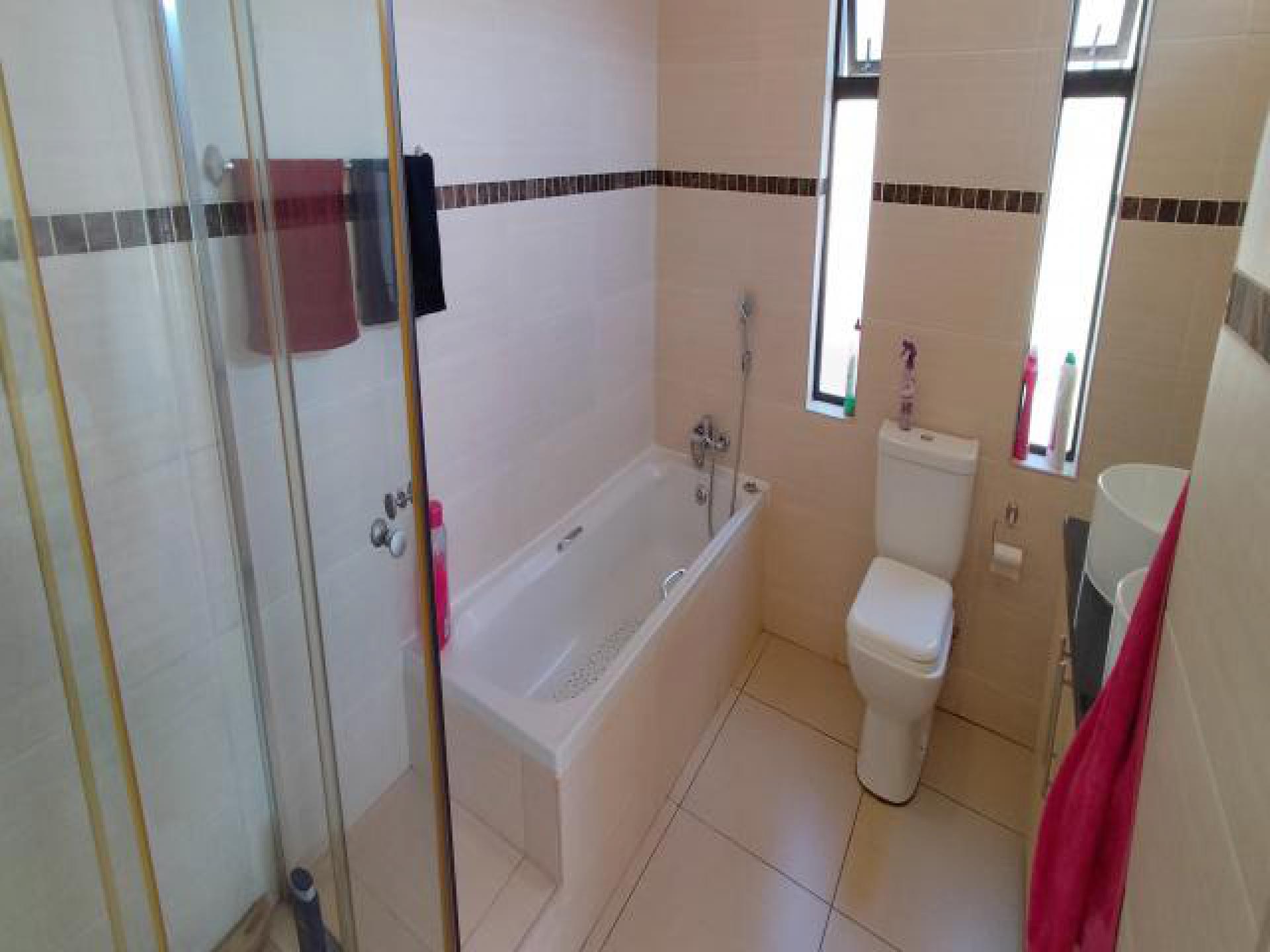 Main Bathroom of property in Shellyvale