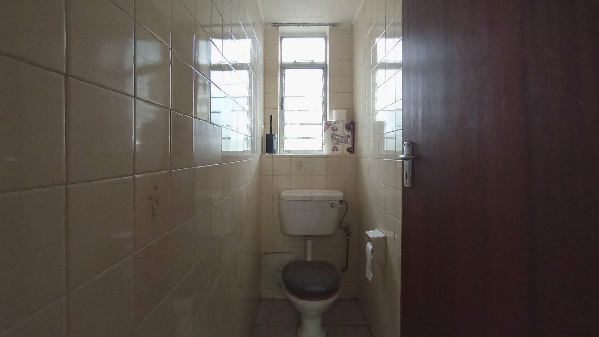 Bathroom 1 - 2 square meters of property in Pretoria North