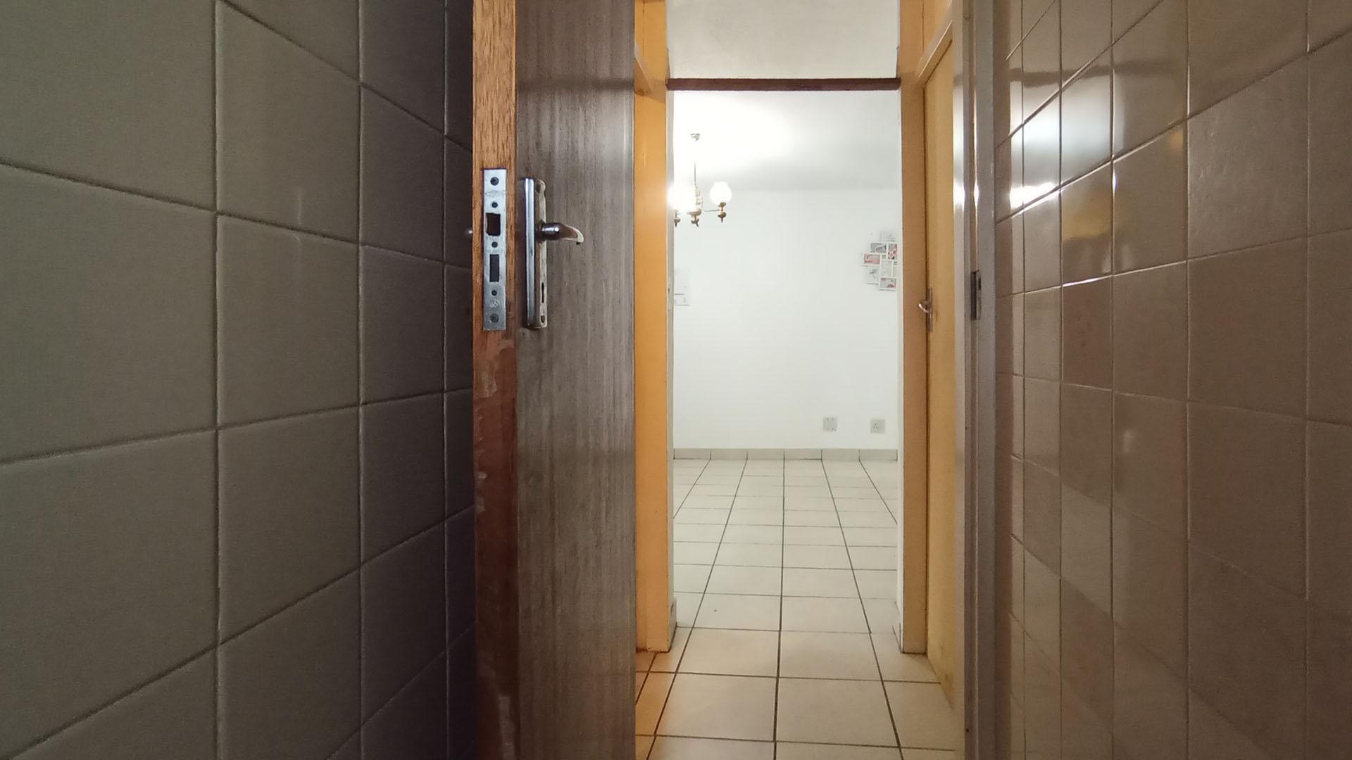 Bathroom 1 - 2 square meters of property in Pretoria North