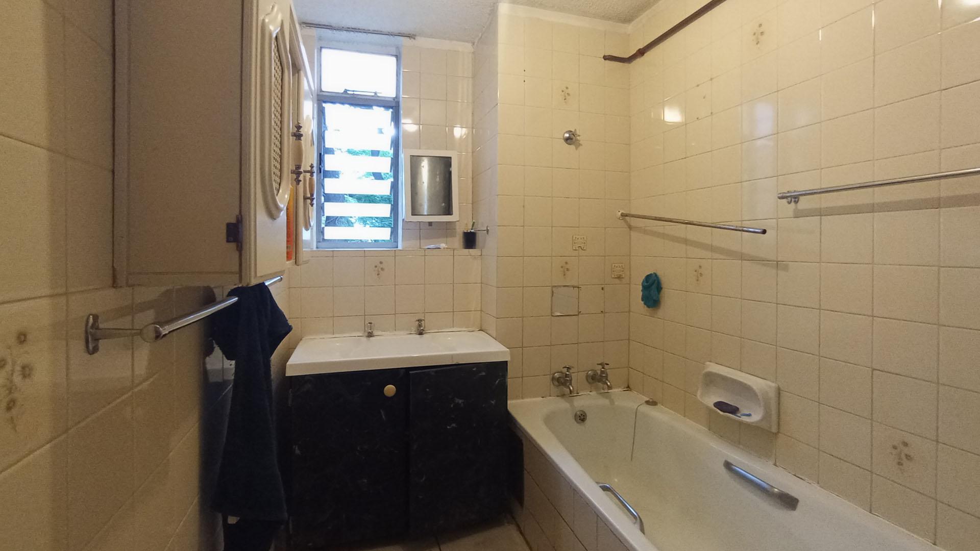 Bathroom 2 - 6 square meters of property in Pretoria North