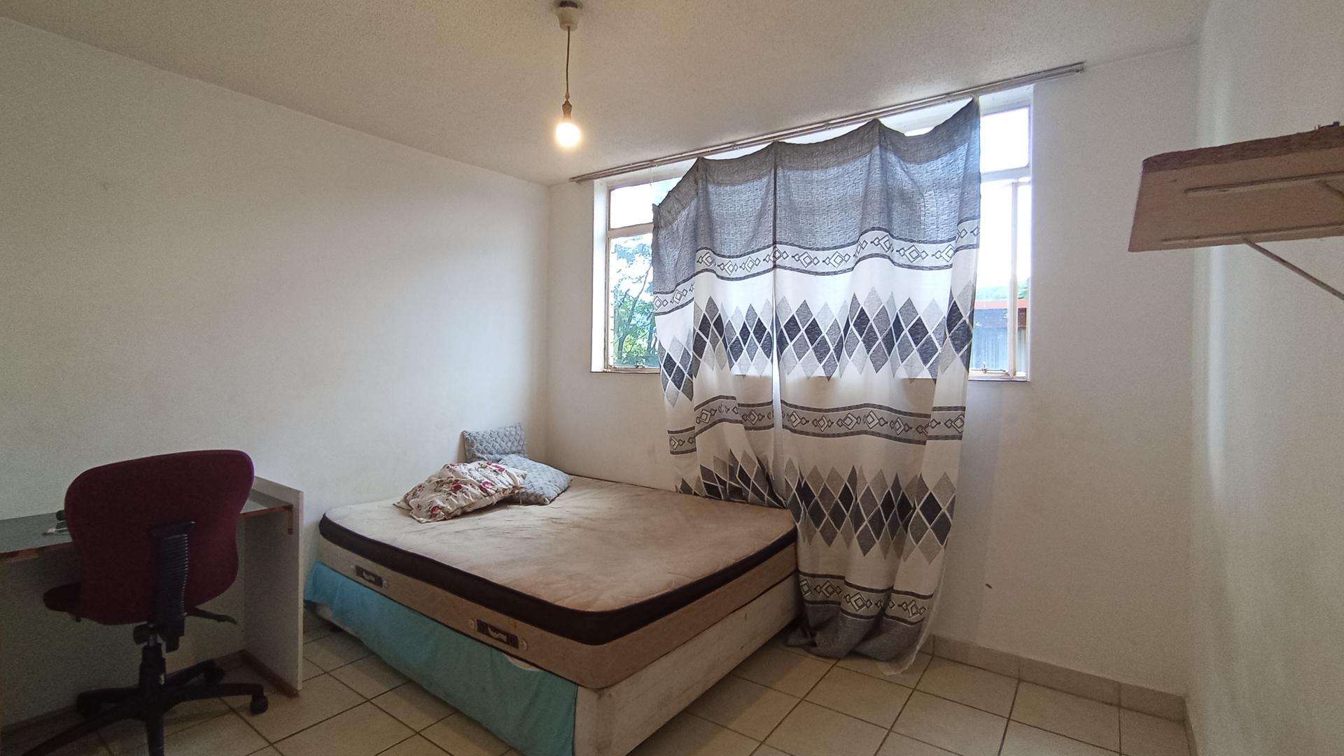 Bed Room 1 - 13 square meters of property in Pretoria North