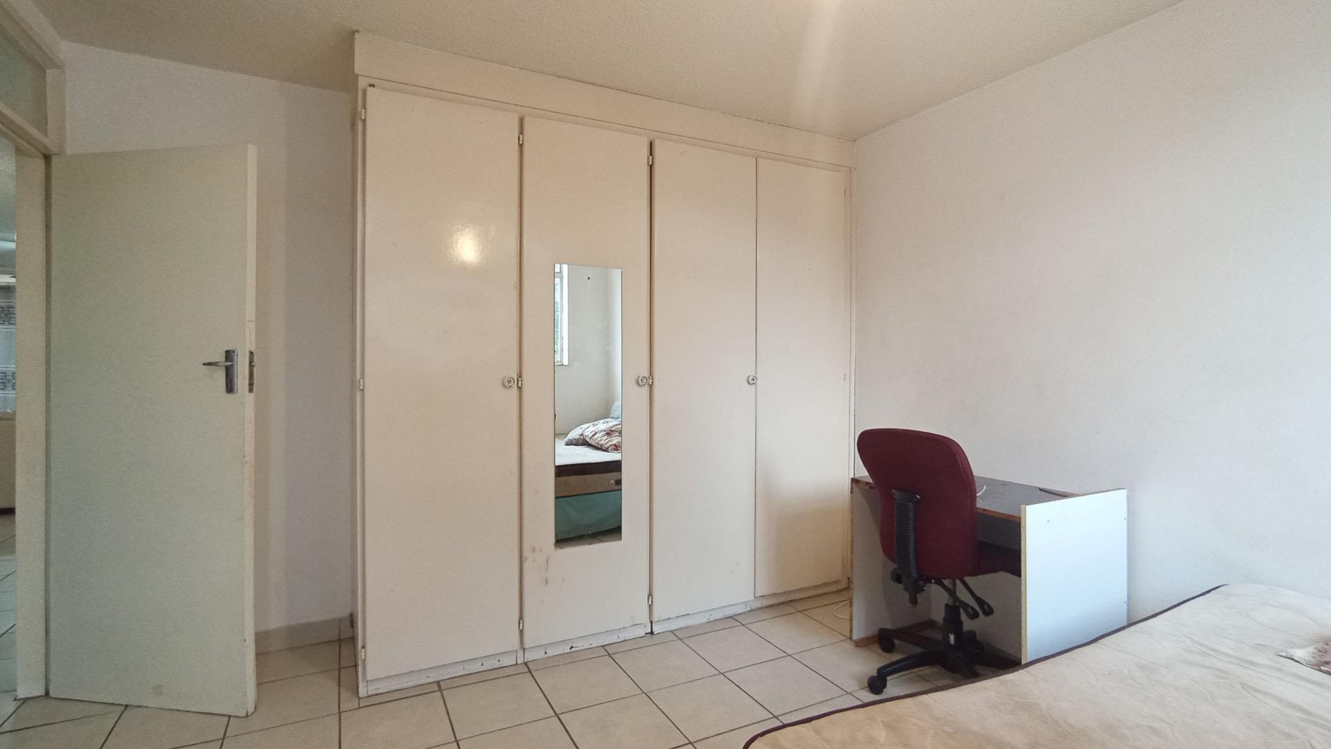 Bed Room 1 - 13 square meters of property in Pretoria North