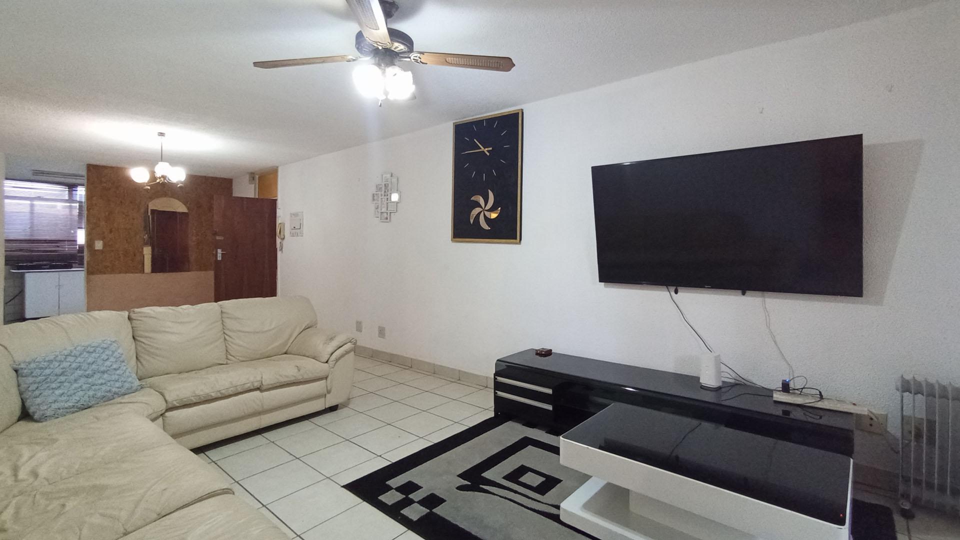 Lounges - 18 square meters of property in Pretoria North