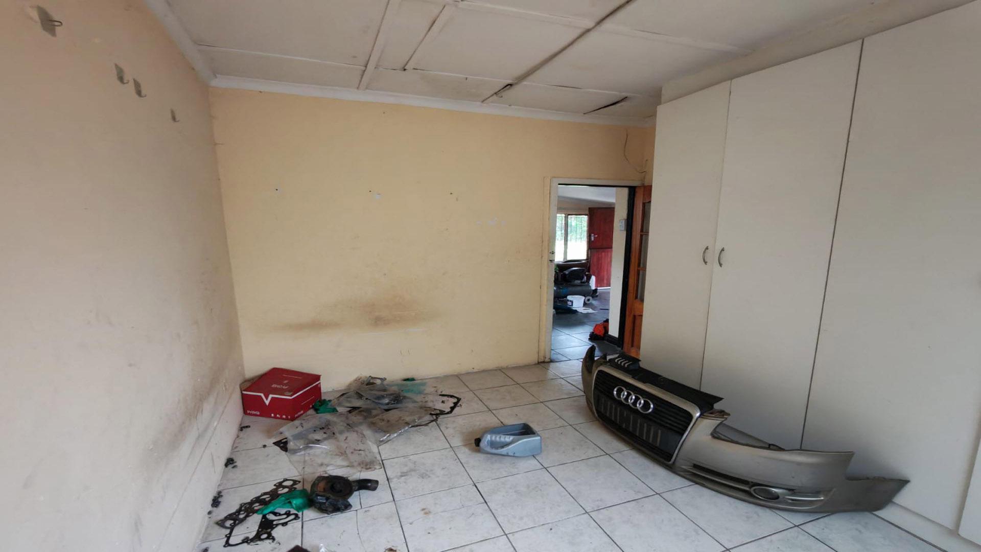 Bed Room 5+ of property in Pinetown 