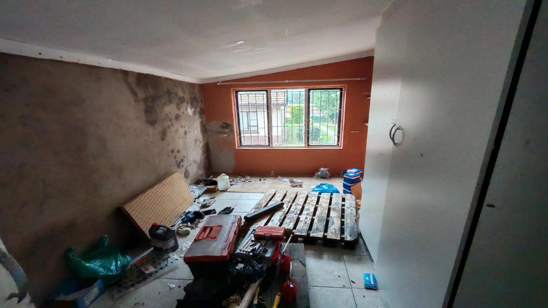 Bed Room 5+ of property in Pinetown 