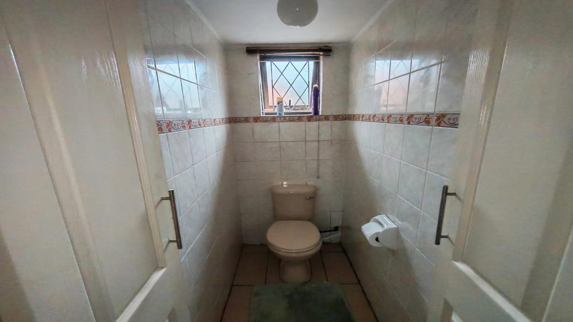 Bathroom 1 of property in Pinetown 