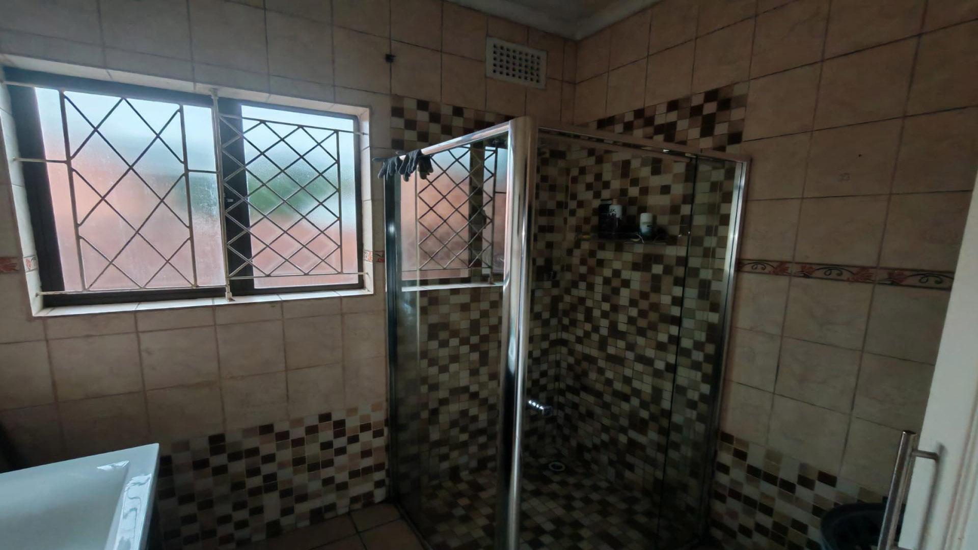 Bathroom 2 of property in Pinetown 