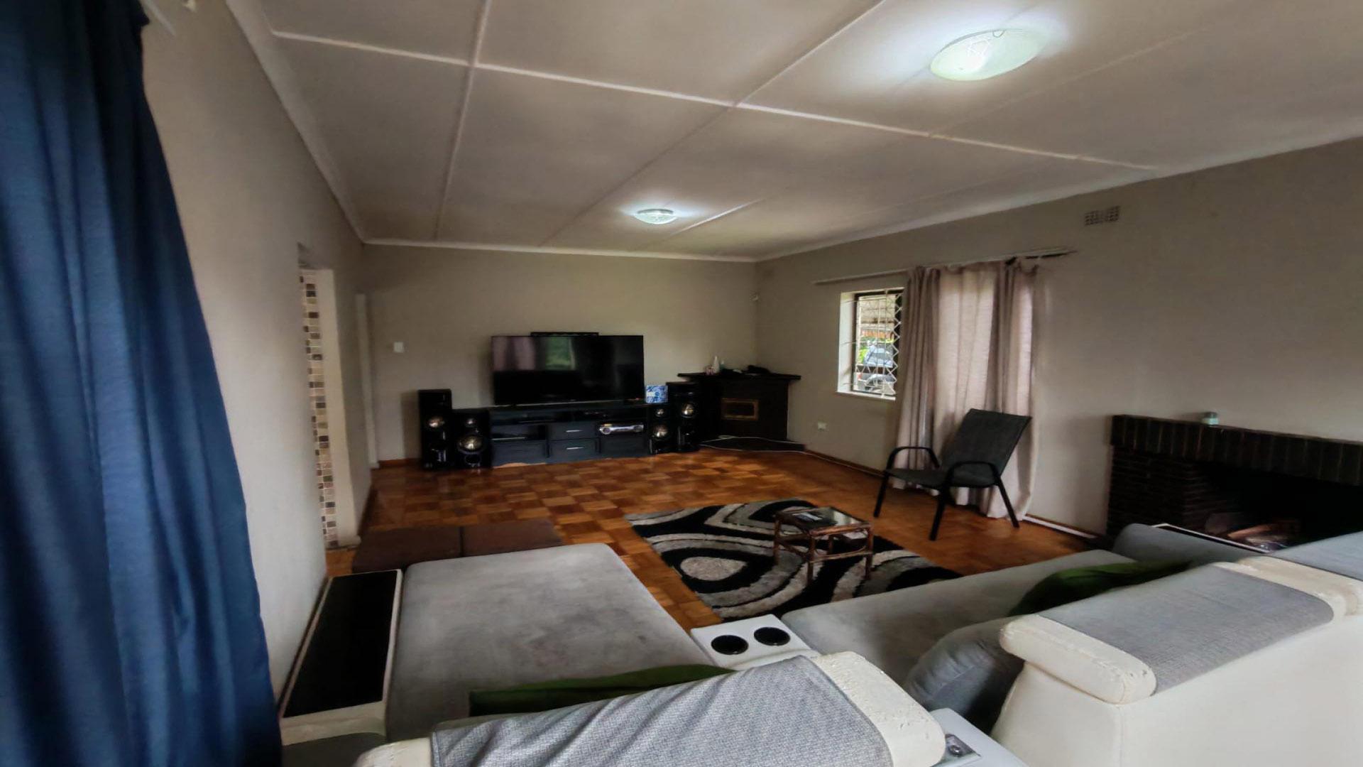 Lounges of property in Pinetown 