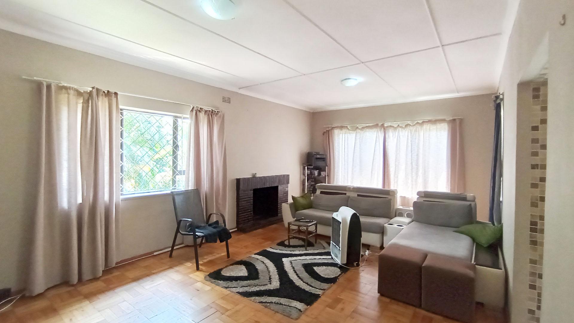 Lounges - 33 square meters of property in Pinetown 