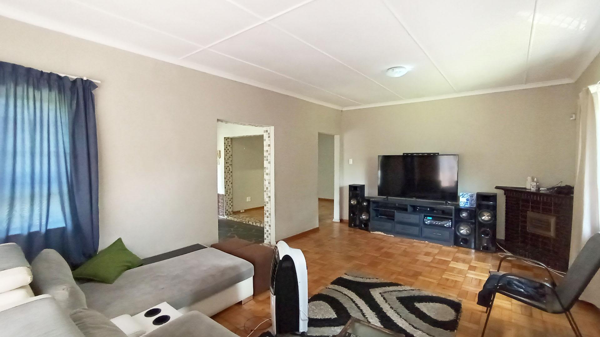 Lounges - 33 square meters of property in Pinetown 