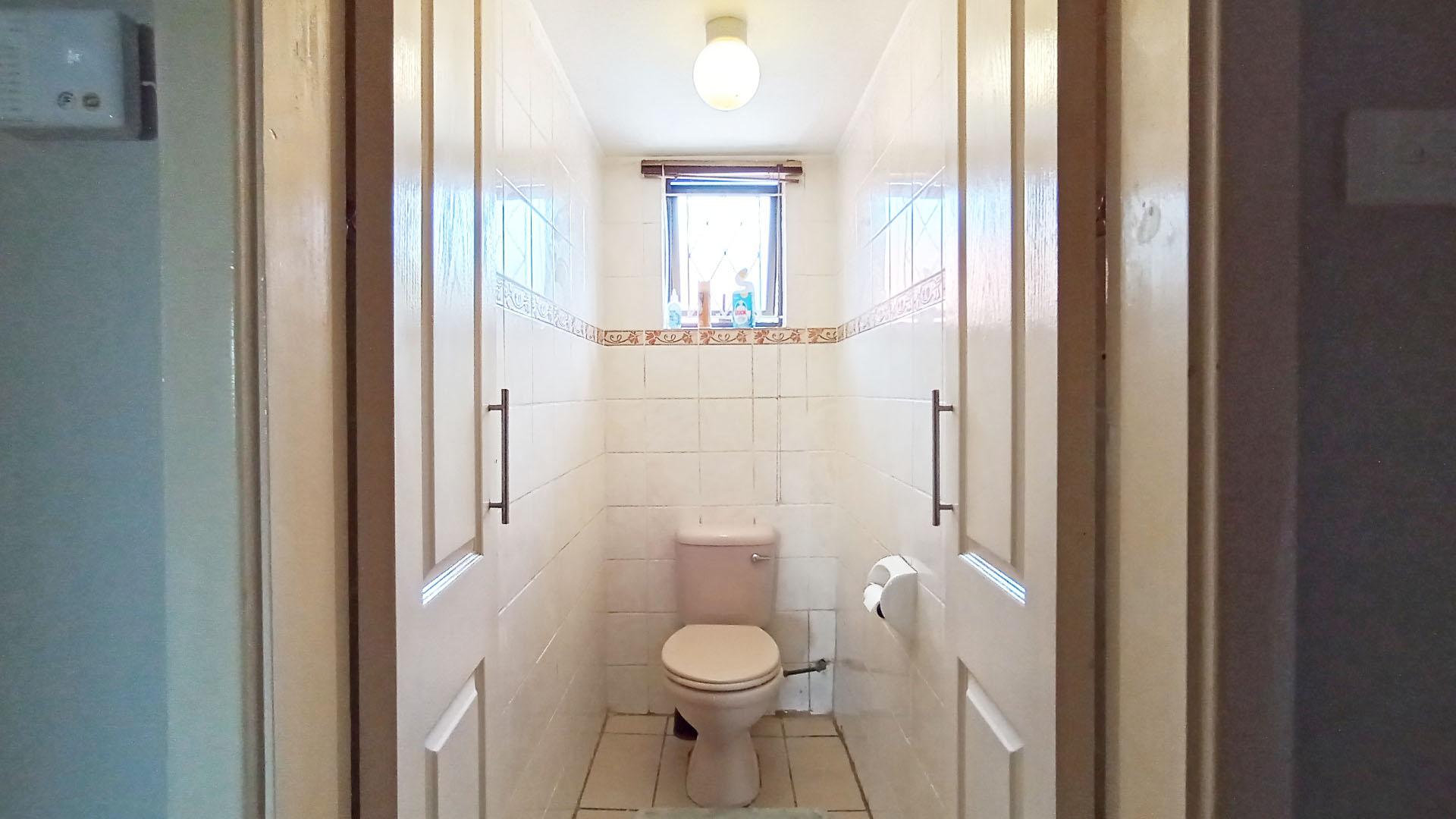 Bathroom 1 - 14 square meters of property in Pinetown 