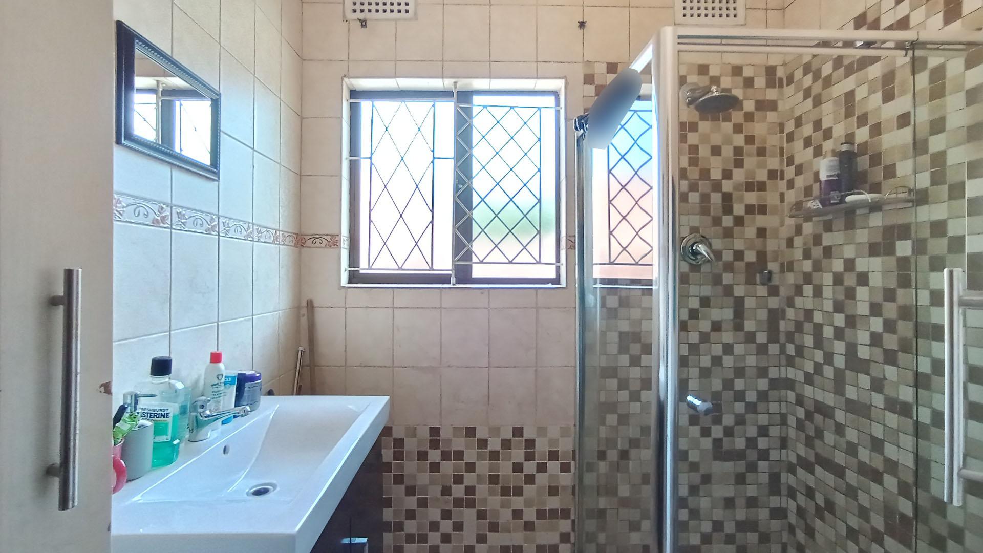 Bathroom 1 - 14 square meters of property in Pinetown 