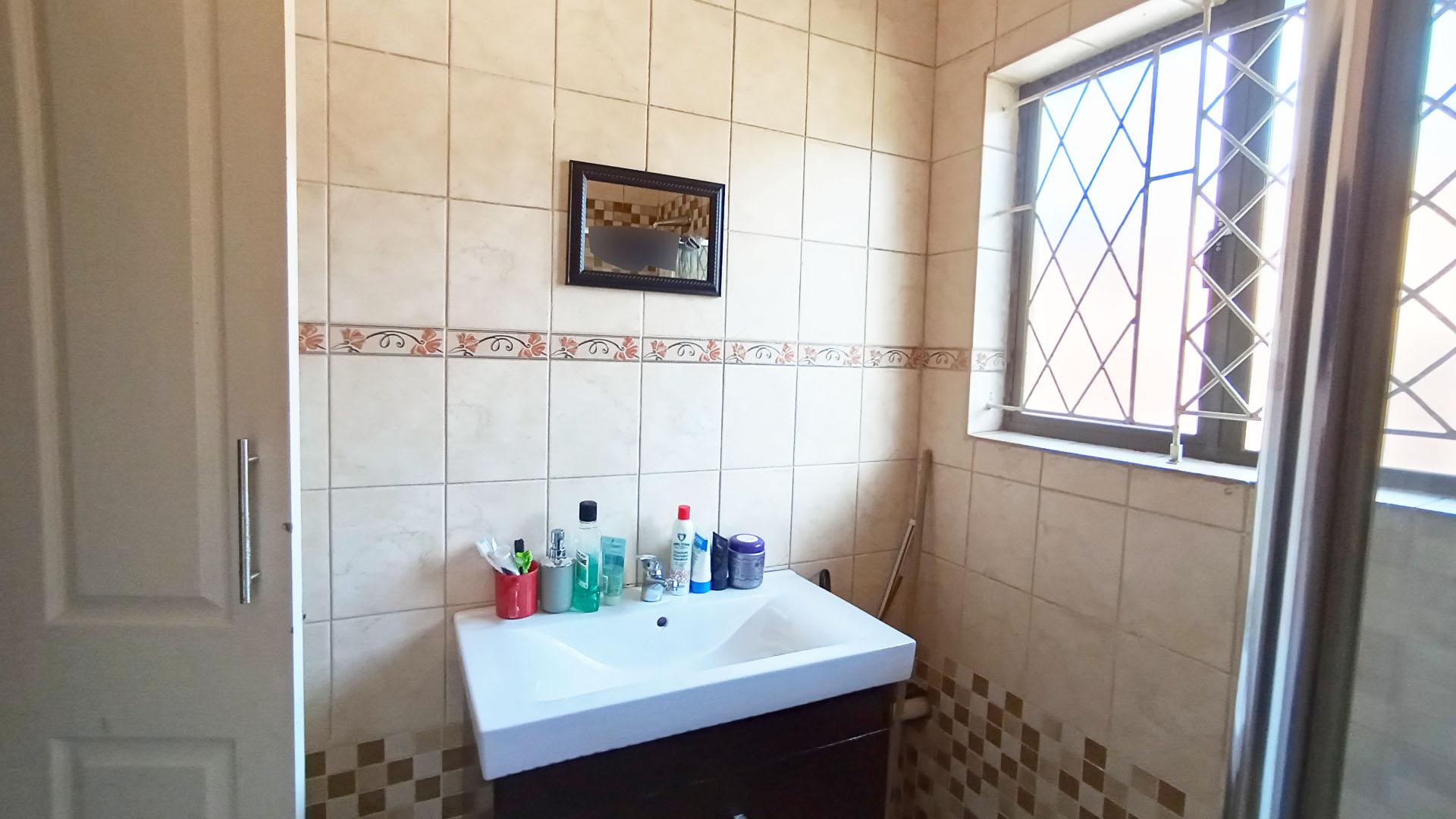 Bathroom 1 - 14 square meters of property in Pinetown 
