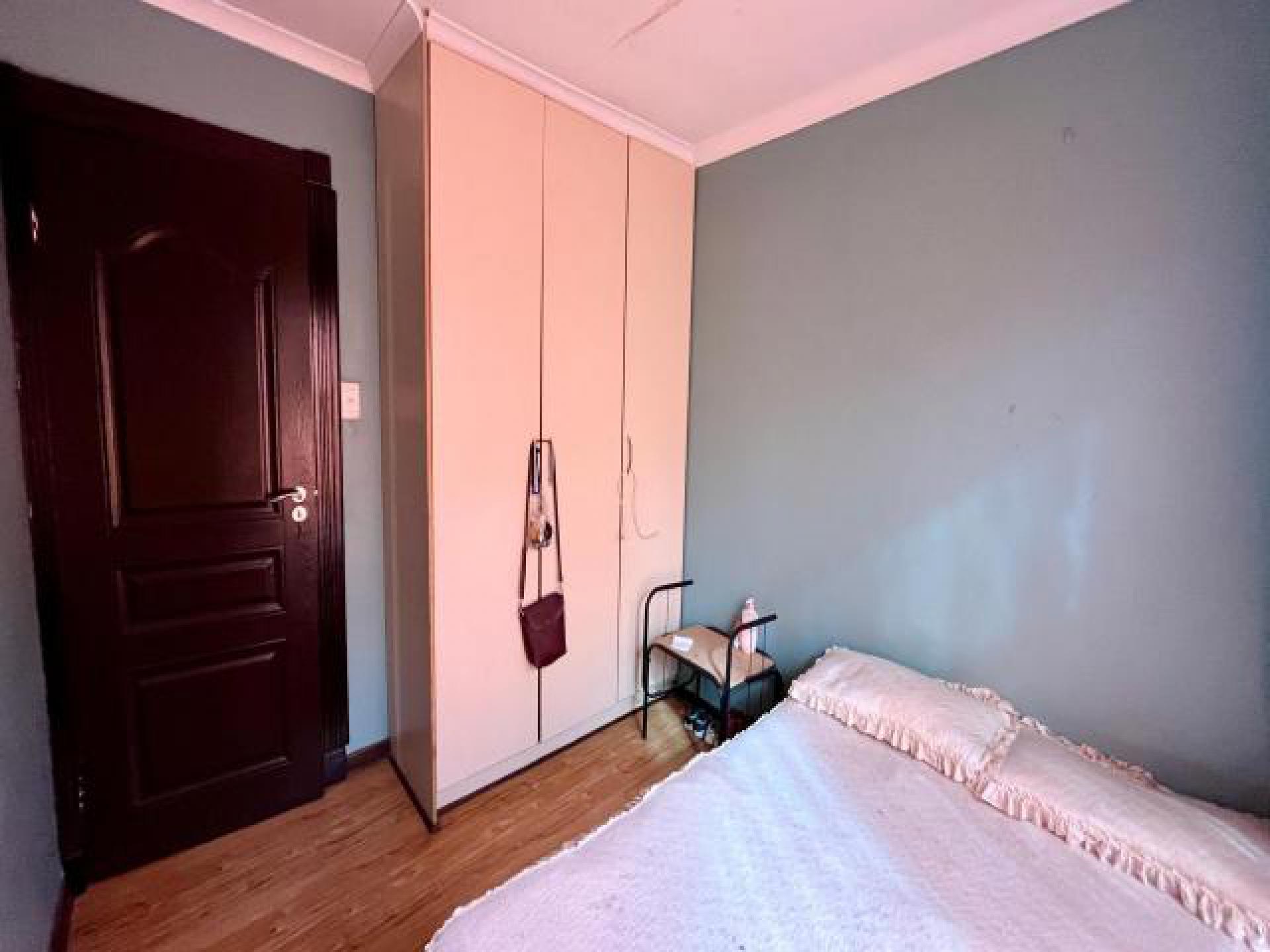 Bed Room 1 of property in Heidedal