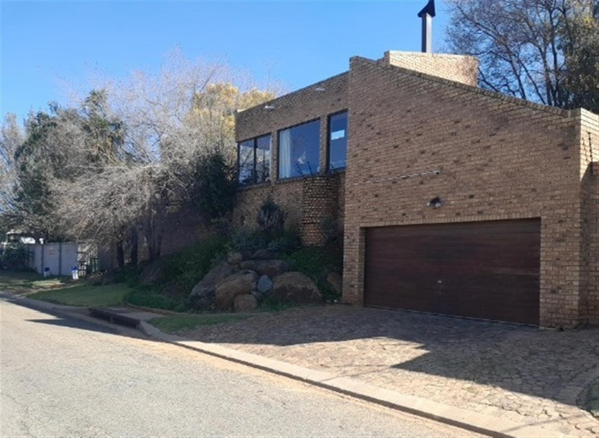 Front View of property in Glenvista
