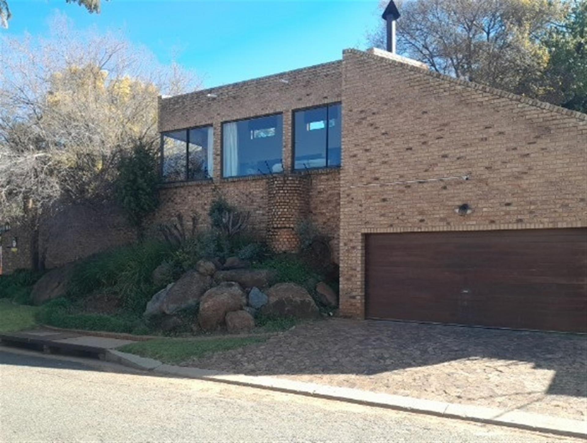 Front View of property in Glenvista