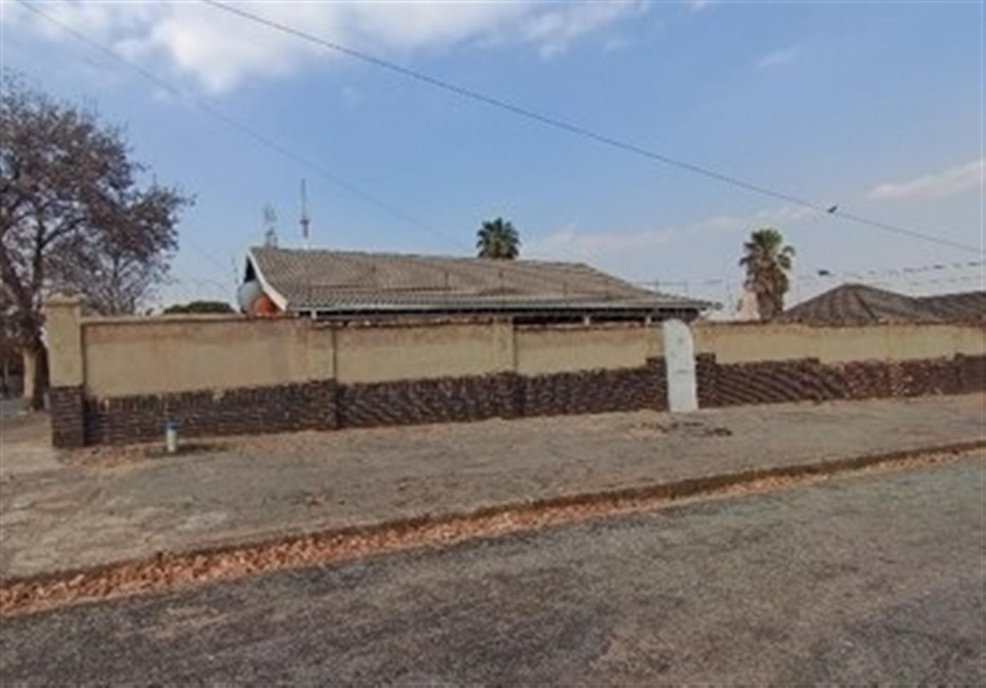 Front View of property in Primrose