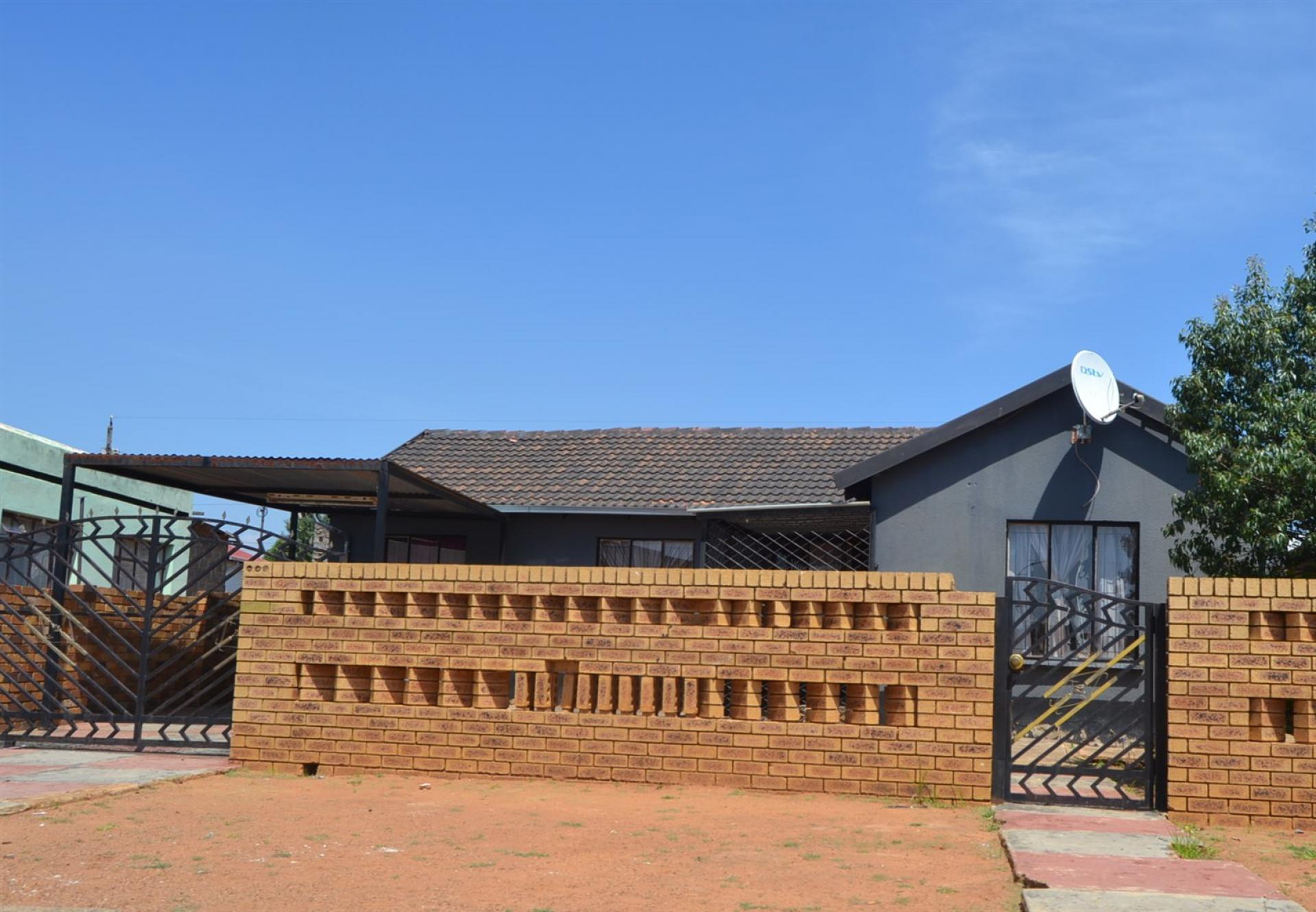 Front View of property in Toekomsrus