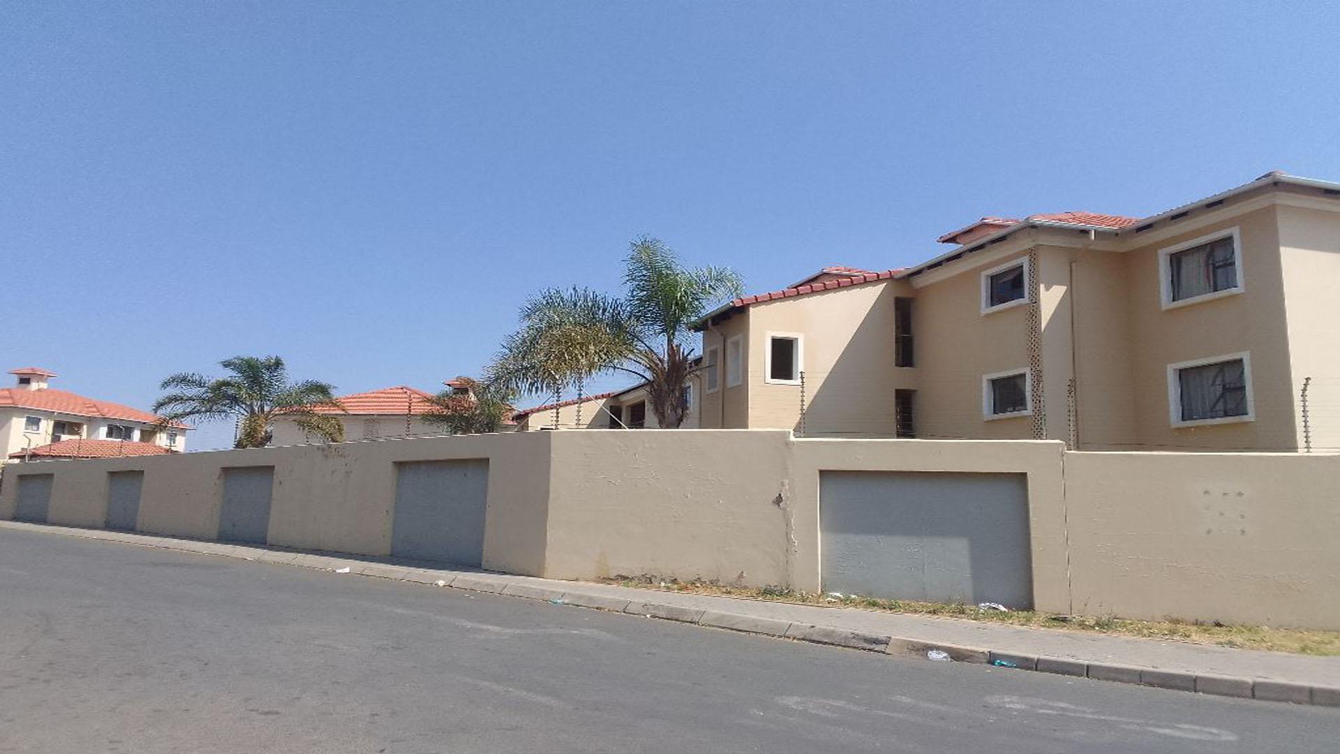Front View of property in Grand Central