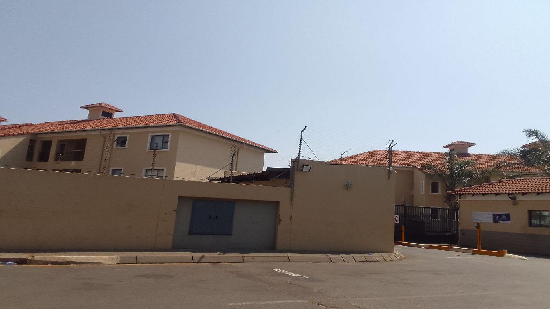 Front View of property in Grand Central