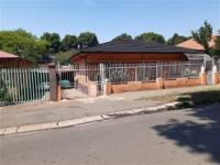 Front View of property in Bezuidenhout Valley