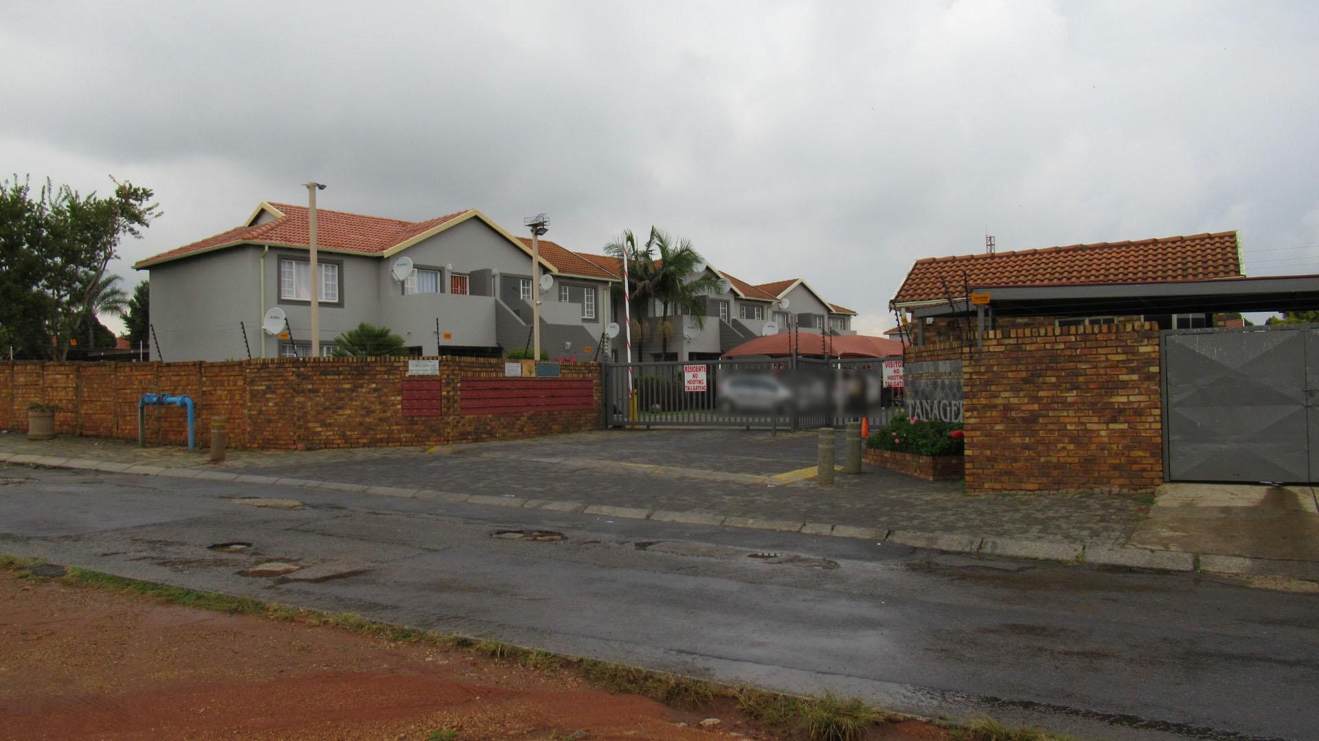 Front View of property in Glen Marais