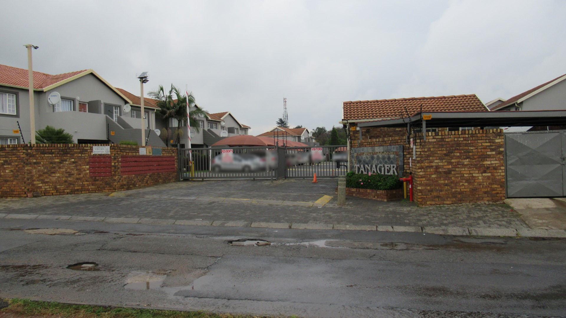 Front View of property in Glen Marais