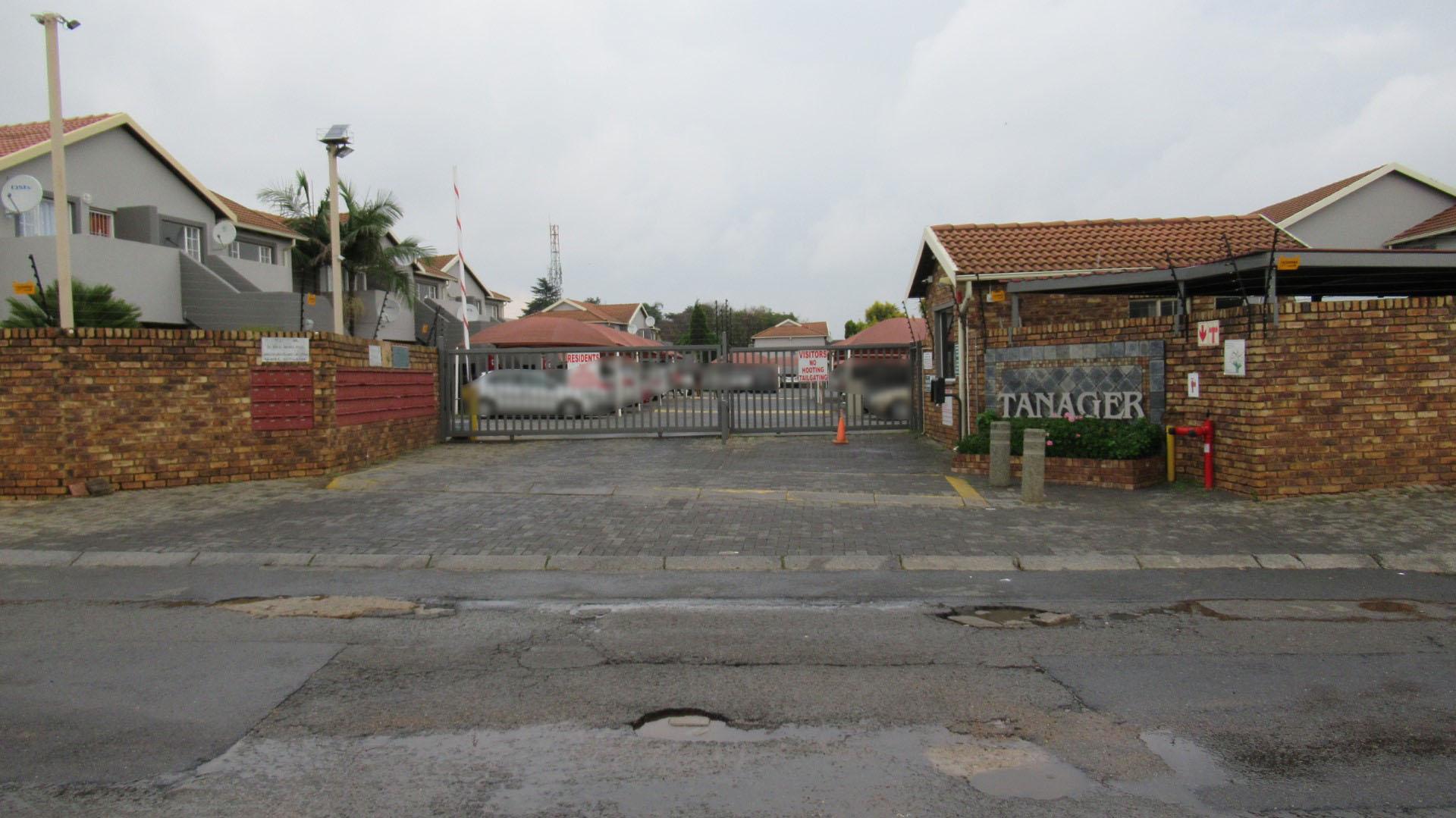 Front View of property in Glen Marais