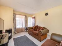 Lounges - 23 square meters of property in Glenmarais (Glen Marais)