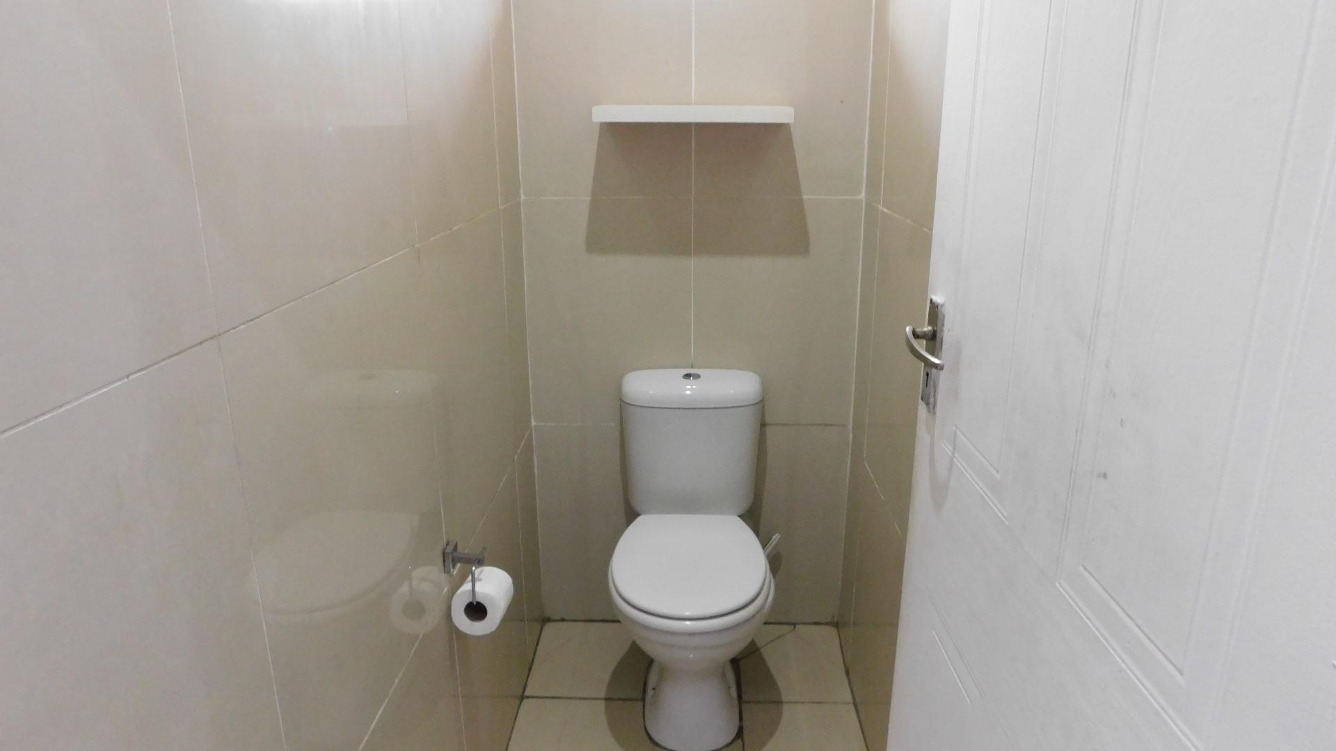 Bathroom 1 - 11 square meters of property in Athlone Park