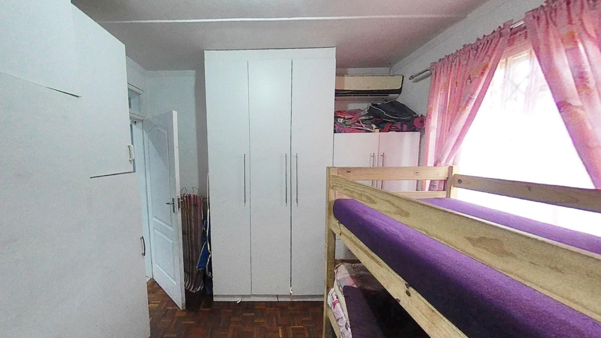 Bed Room 2 - 11 square meters of property in Athlone Park