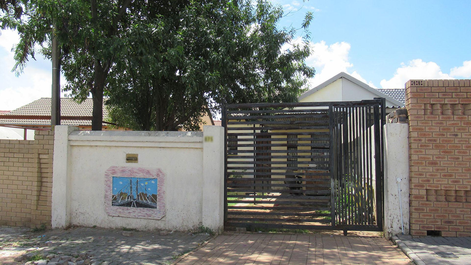 Front View of property in Fleurhof