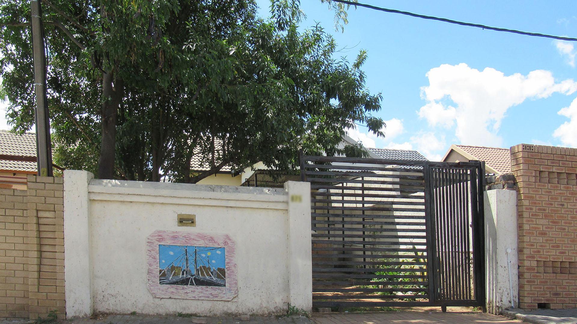 Front View of property in Fleurhof