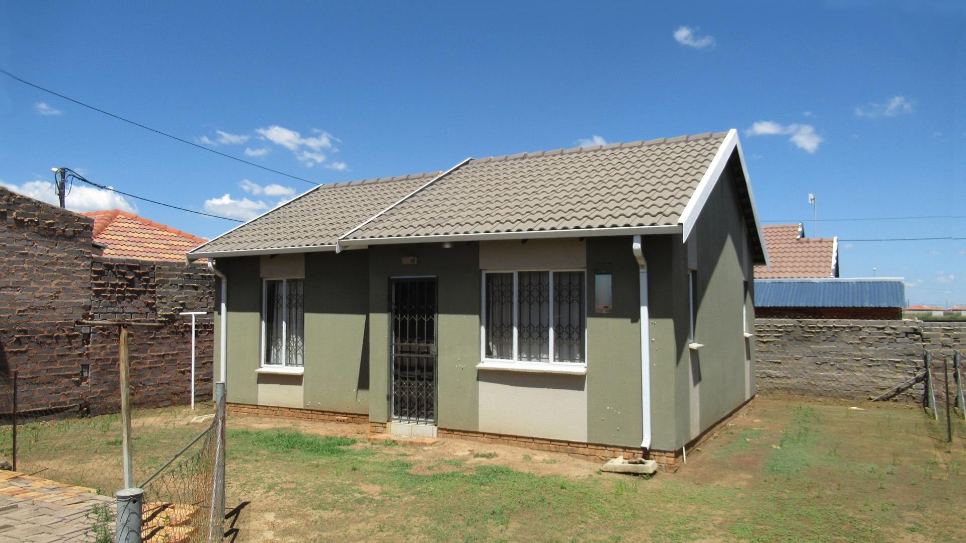 Front View of property in Savanna City