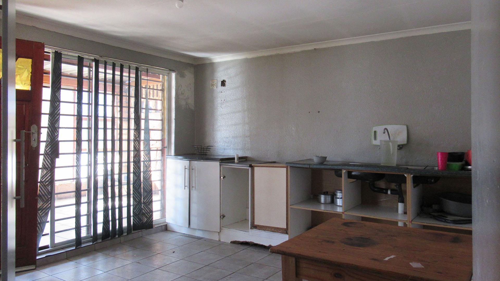 Kitchen - 17 square meters of property in Protea North