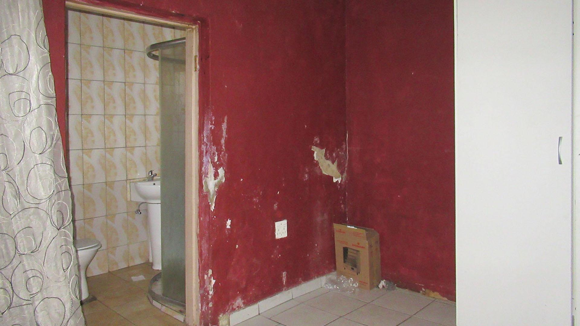 Bathroom 3+ - 7 square meters of property in Protea North