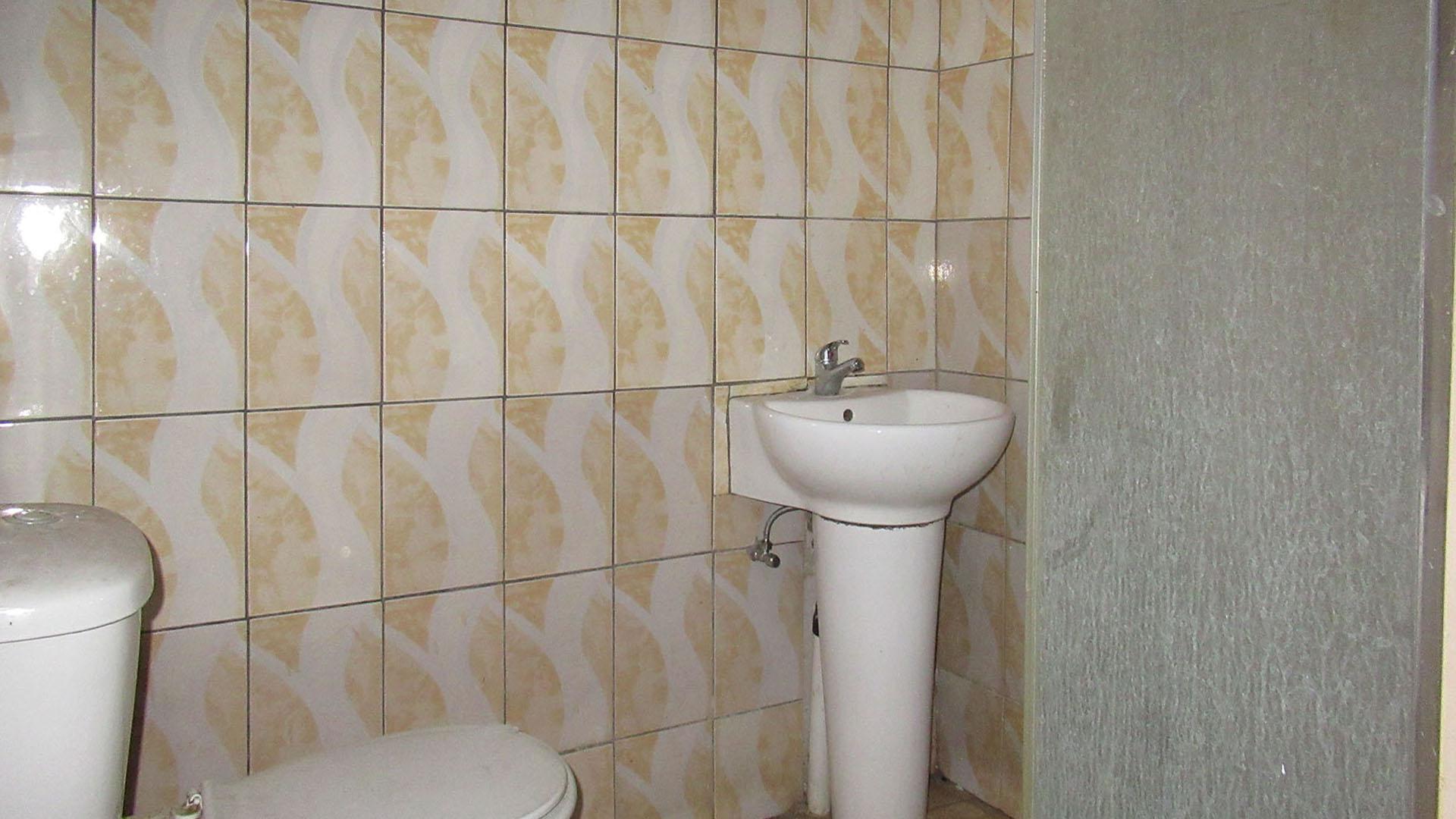 Bathroom 3+ - 7 square meters of property in Protea North